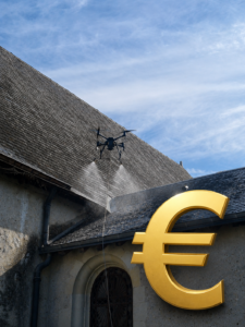 Nettoyage de toiture par drone en cours sur une maison