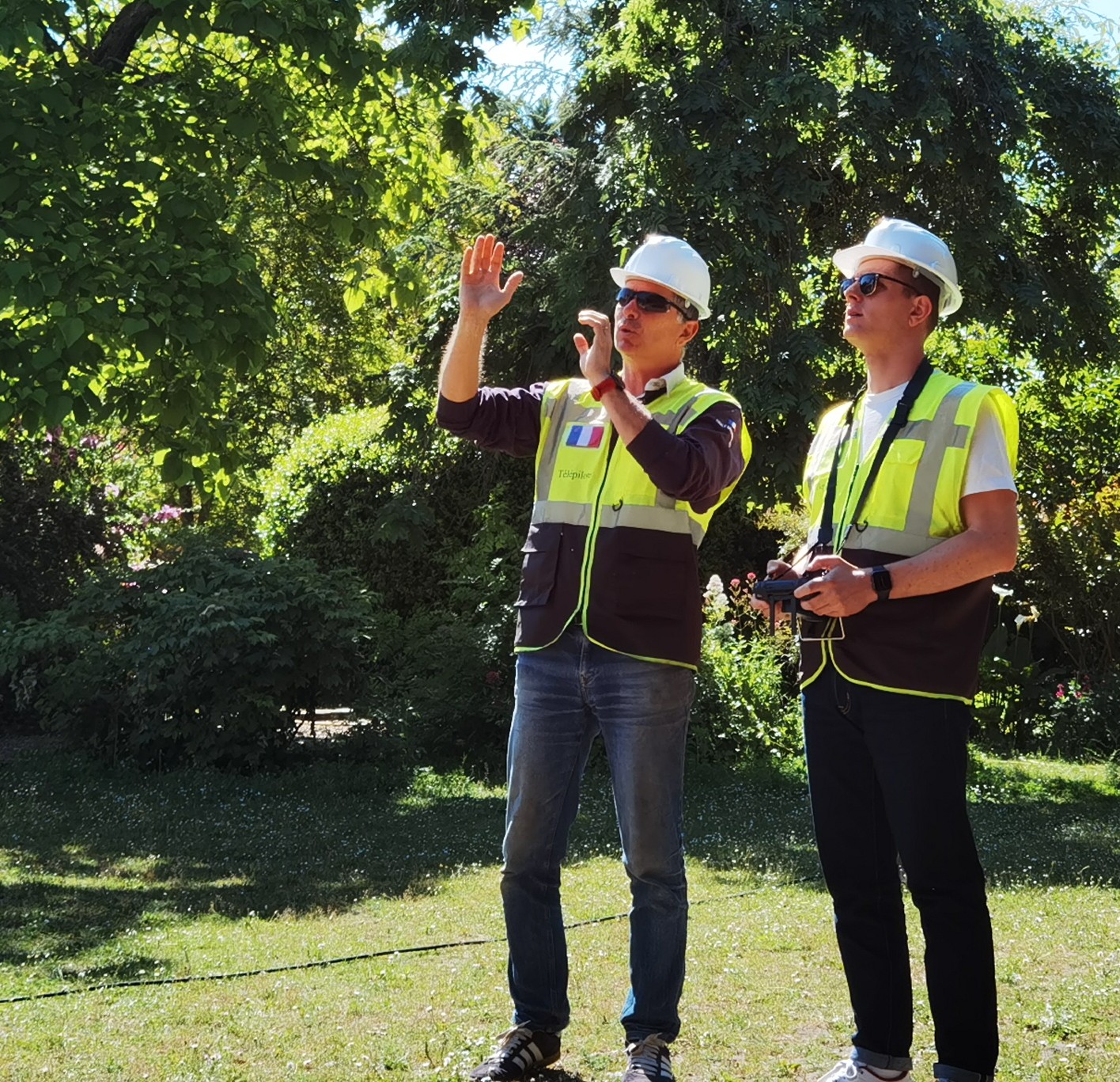 Télépilote de drone professionnel préparant une intervention sur un chantier